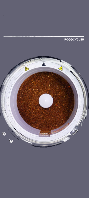 Photographie qui montre la machine sans son couvercle avec des engrais