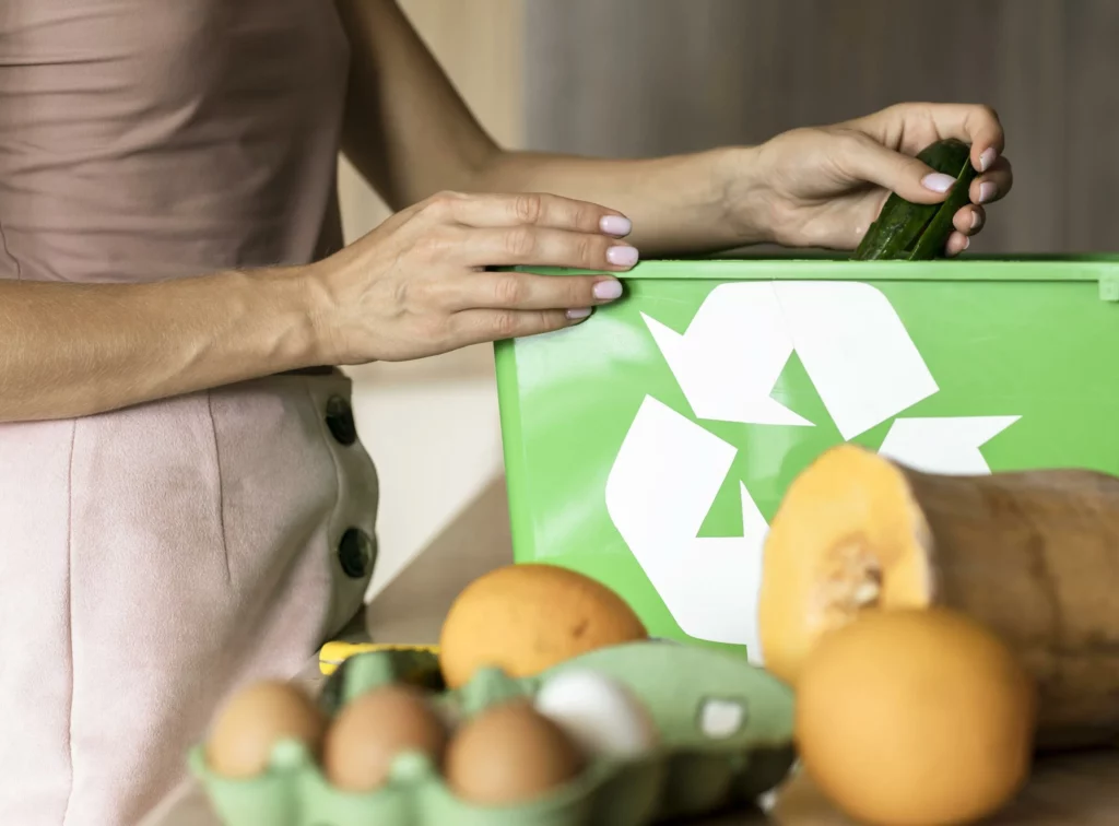 : Blog photographie pour qui montre une femme entrain de faire du recyclage avec une courgette, citrouille
