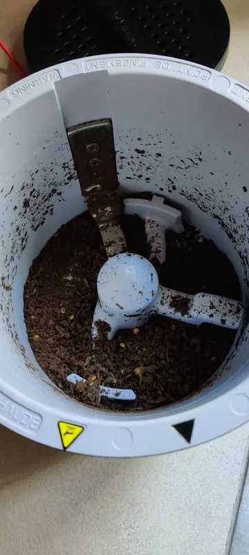 Photographie qui montre l'engrain produit par la machine (Optidéshydrate) avec des biodéchets.